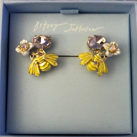 Betsey Johnson Gold Tone Flower & Bee Cluster Stud Earrings Crystal Accents NIB - Picture 1 of 13